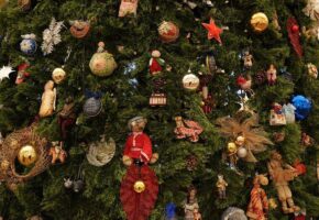 Выставка авторских новогодних игрушек открылась в Зимнем театре Сочи