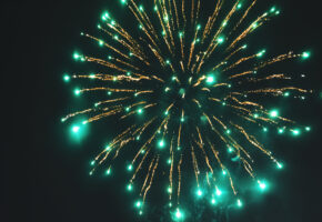 Салюты во время тревоги из-за атаки БПЛА возмутили жителей Сочи