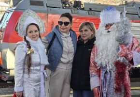 Дед Мороз и Снегурочка поздравили пассажиров поезда «Ласточка» в Сочи  