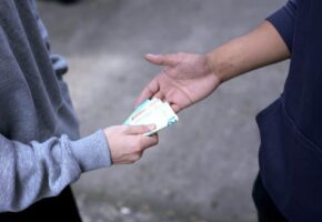 Решить конфликт за 4 тыс. рублей предлагал подростку житель Анапы 