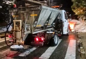 Уборка снега и наледи продолжается в Сочи в условиях снегопадов