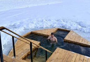 Крещенские омовения прошли в море и горных водоемах Сочи