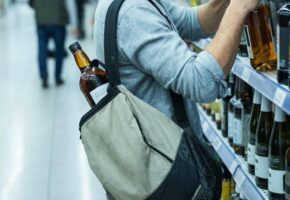 Мужчина украл элитный алкоголь и выпил его на месте в Сочи