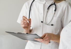 Хирурги восстановили часть губы покусанному собаками мальчику из Сочи