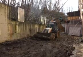 Работу по расчистке земли в районах оползней продолжают в Сочи