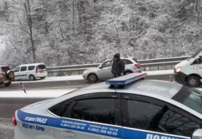 Госавтоинспекция Сочи регулирует движение на Мамайском перевале