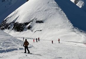 Услуги «черных инструкторов» навязывают туристам на склонах Сочи
