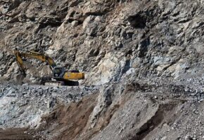 Взрывные работы проведут в карьере цементного завода в Новороссийске