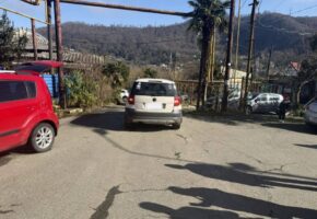 Водитель иномарки сбил трехлетнего ребенка на самокате в Сочи