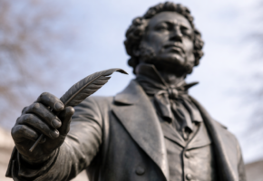 Вандалы в третий раз повредили памятник Пушкину в Новороссийске