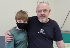 Покусанный хаски мальчик из Сочи перенес новую операцию в Москве