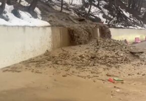 Из-за схода селевых масс в Адлерском районе Сочи перекрыли движение