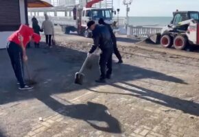350 специалистов расчищают пляжи Сочи после шторма