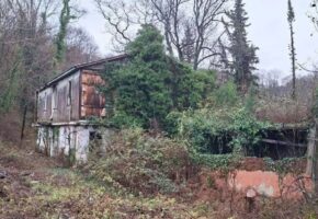 Приставы добились сноса 13 аварийных зданий в Сочи