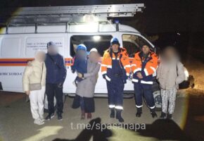 Отрезанных от суши туристов с ребенком вывели с берега у Лысой горы в Анапе