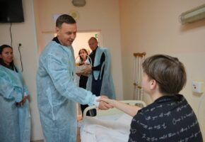 Мэр Новороссийска навестил в больнице пострадавших после атаки БПЛА