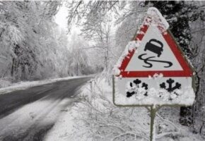 Водителей призвали соблюдать осторожность из-за снегопада в горах Сочи