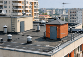 Подростки устраивают опасные игры на крышах многоэтажек в Анапе