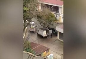 Мужчину заставили убрать строительный мусор после жалобы жителей в Сочи