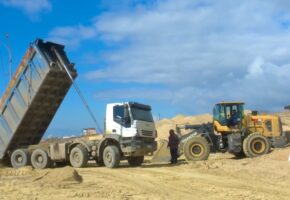 20 тыс. кубометров нового песка завезли на пляж в Витязево в Анапе