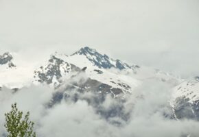 Сильный снегопад продлили в горах Сочи до утра 23 апреля