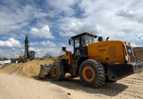 На пляжи Анапы круглосуточно завозят песок для восстановления берега