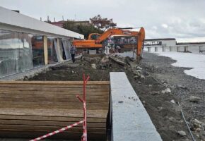 Поврежденную штормами набережную начали восстанавливать в Сочи