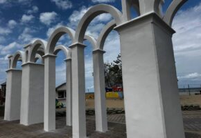 В Анапе восстановили историческую арку на Центральном пляже