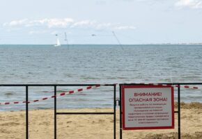 Пляжную зону Анапы временно закрыли для туристов и жителей