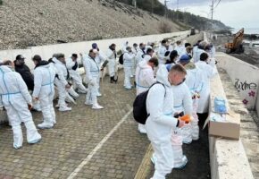 Делегация из Геленджика помогает очищать пляж в Туапсе