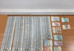 Два пассажира пытались провезти валюту без декларации через Сочи