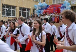 Последний звонок прозвучал для 11 тыс. выпускников в Сочи