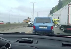 Пробка образовалась после массового ДТП на дороге Адлер — Сочи