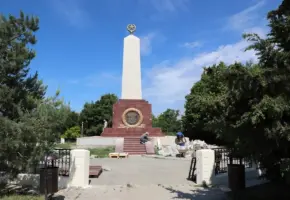 Подрядчик заново отремонтирует братскую могилу воинов в Геленджике
