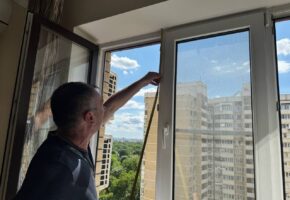 Специалисты восстанавливают поврежденные квартиры после атаки БПЛА в Краснодаре