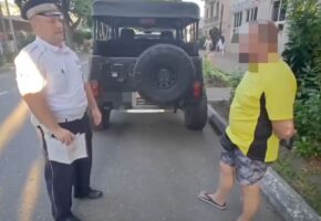 Водитель устроил опасную поездку с ребенком и получил штраф в Сочи