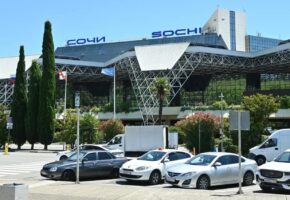 До 250 рейсов в сутки обслуживает аэропорт Сочи несмотря на ограничения