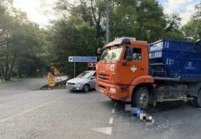 Пешеход погиб под колесами КАМАЗа на трассе в Сочи