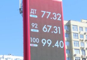 На заправках Анапы организовали дежурство для регулирования потока машин