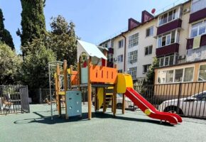 Детскую площадку за 1,8 млн рублей откроют до конца лета в Адлере