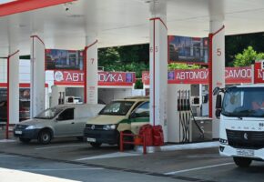 Мэр Сочи: Очереди на заправках сократились до 30 минут на фоне роста поставок