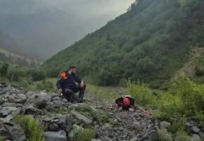 Женщину на носилках эвакуировали через перевал Аишхо в Сочи