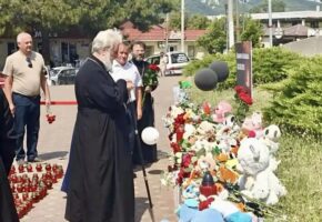 В Архипо-Осиповке почтили память погибших после атаки БПЛА