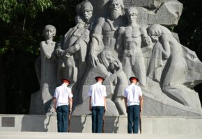 Участники акции возложили цветы к мемориалу жертв фашизма в Краснодаре