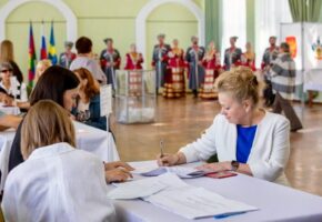 Светлана Маслова посетила избирательный участок в первый день выборов в Анапе