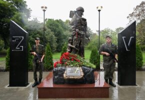Обновленную Аллею памяти героев СВО открыли в Адлере