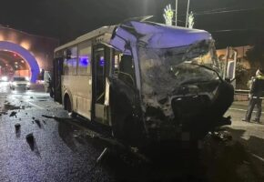 Автобус врезался в бетонную стену на мокрой дороге в Сочи