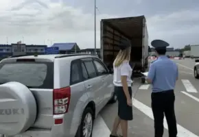 Приставы передали конфискованный автомобиль бойцам СВО из Сочи