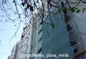 В Новороссийске ремонтируют пострадавший от атаки БПЛА дом