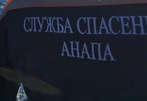 Спасатели эвакуировали мужчину с крутого склона в Анапе